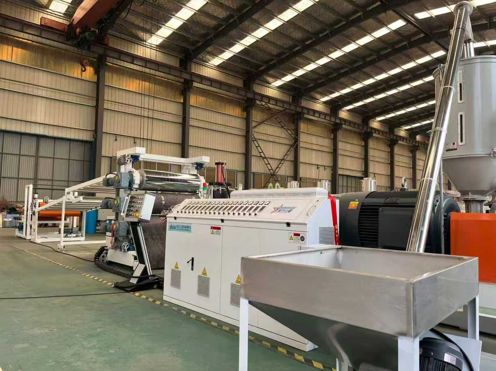 QINGDAO EASTSTAR byder kunder velkommen til inspektion af TPE/TPV/TPU/TPR anti-skridmåtteudstyr