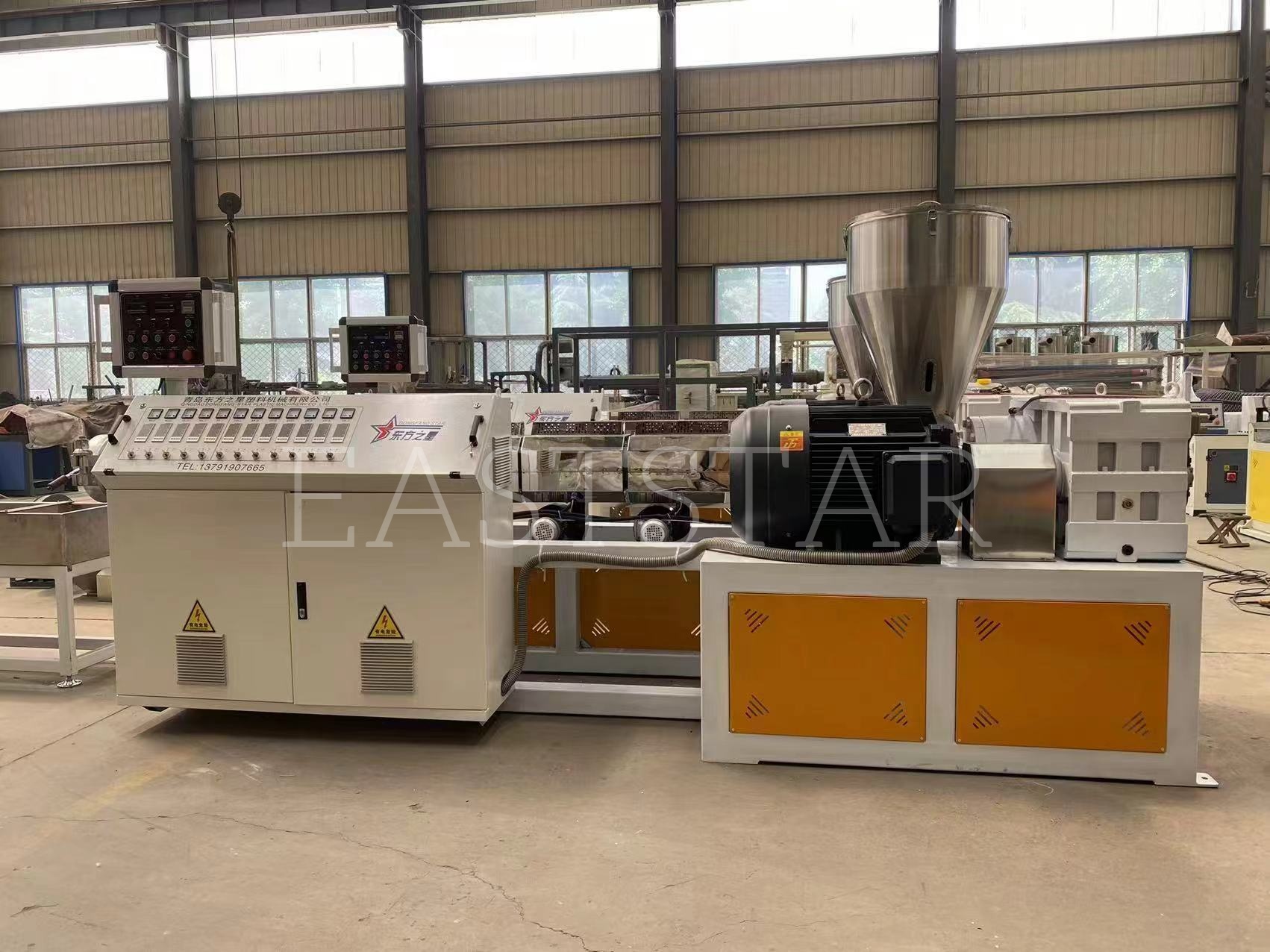 Vores tekniske team udfører præcisionsmontage af TSSK65 parallel dobbeltskrue granulator for vores arabiske klient