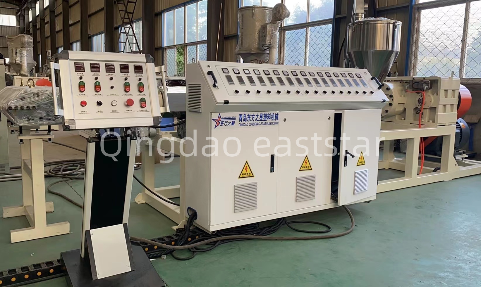 Hvordan sikrer en professionel PE-drænpladeproduktionslinje kvaliteten af ​​bygningsdrænsystemer?