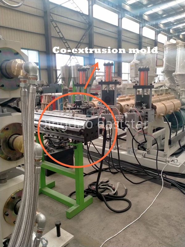 Professionel ABS flerlags co-ekstruderingspladeproduktionslinje muliggør højtydende kompositmaterialefremstilling